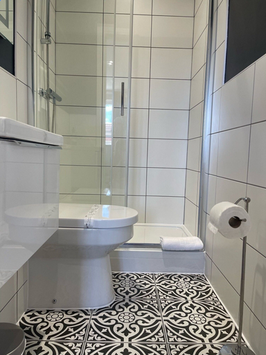Bathroom 4, The Horseshoe and Castle, Medway