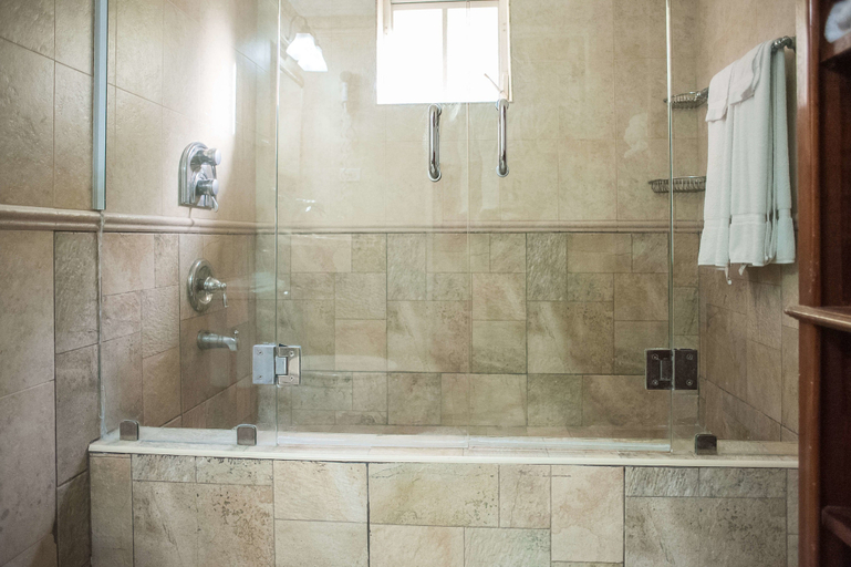 Bathroom 4, Seawind On the Bay - Apartments