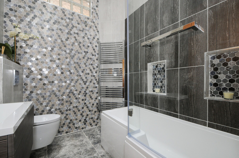 Bathroom 4, Charming 5 Star 3 Bed London Flat, Garden, Parking, London