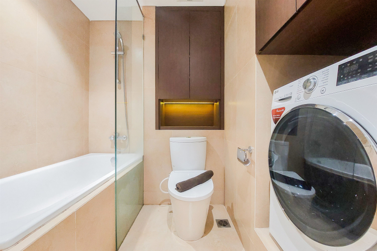 Bathroom 5, Modern Look and Spacious 2BR The Branz BSD Apartment By Travelio, Tangerang Selatan