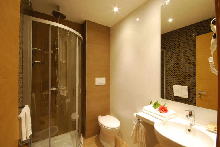 Bathroom 4, Hotel Napoleon, Lucca