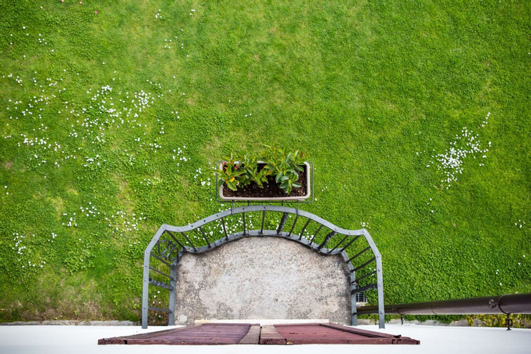 Exterior & Views 23
