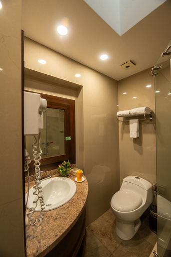 Bathroom 5, Quindeloma Art Hotel And Gallery, Riobamba