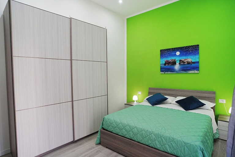 Bedroom 3, Just Like Home, Napoli
