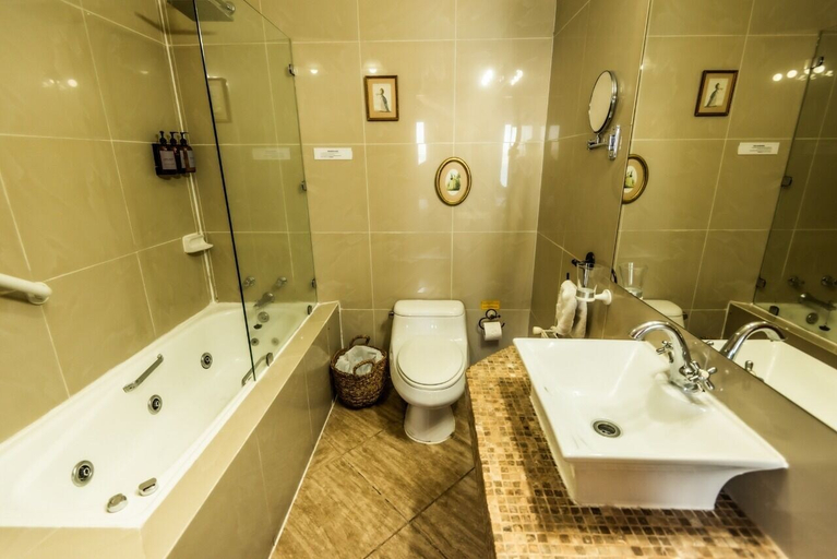 Bathroom 4, Gran Hotel Gervasoni, Valparaíso