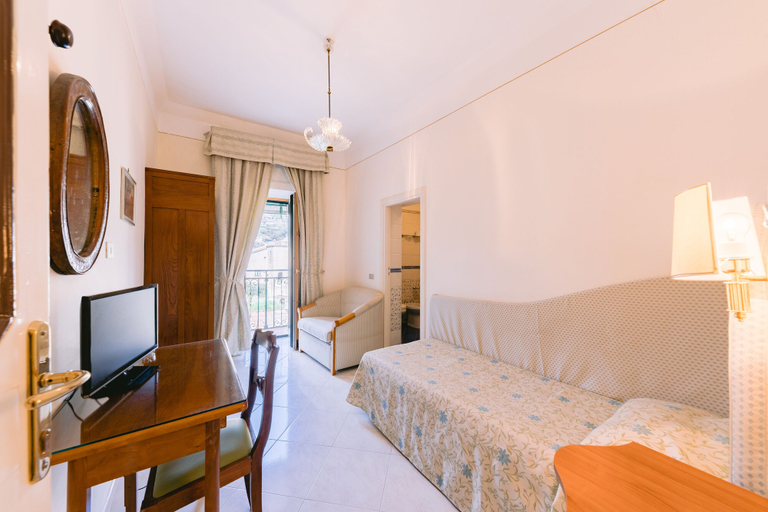 Bedroom 4, Hotel Toro, Salerno