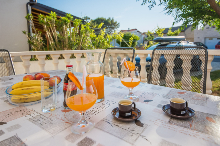Food & Drinks 5, Apartments Loncar, Vir