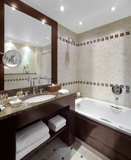 Bathroom 5, Juana, Alpes-Maritimes
