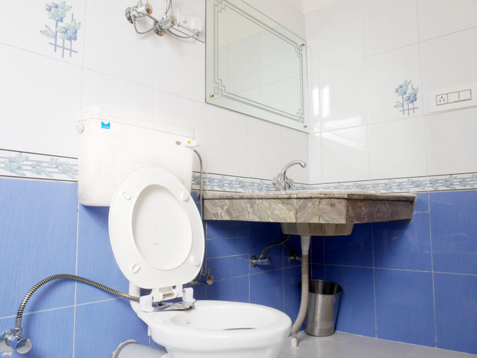 Bathroom 3, Goroomgo New Ambika Mall Road Manali, Kullu