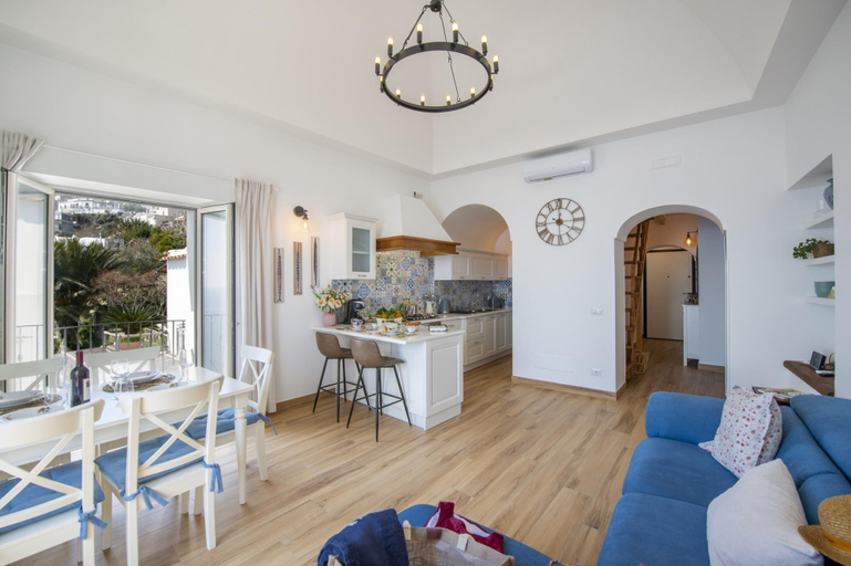 Room 4, Casa Madonna Del Mare- Villa With sea View a few Steps From the Beach, Salerno