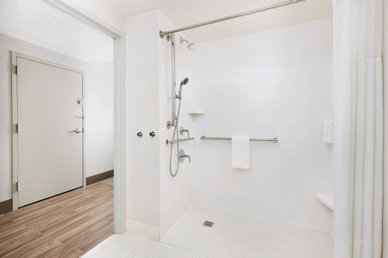 Bedroom 5, Hampton Inn Long Island/Islandia, Suffolk
