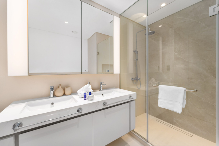 Bathroom 5, Maison Privee - Deluxe 3BR Apt w/ Dubai Marina View and Beach Access, Dubai