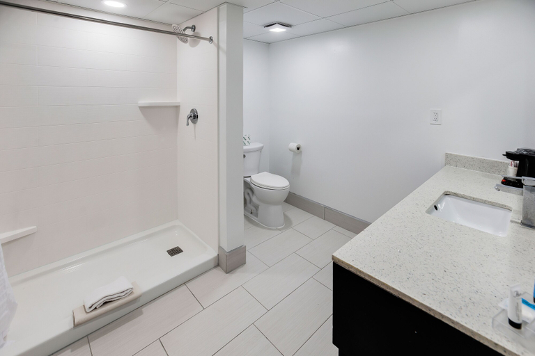 Bathroom 5, Blu Atlantic Oceanfront Hotel & Suites, Horry