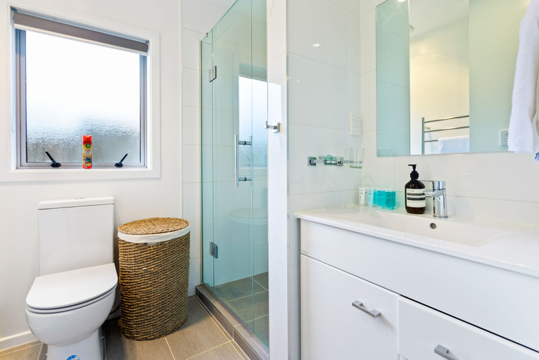 Bathroom 4, The Perfect City Pad - WiFi - Netflix, Manukau