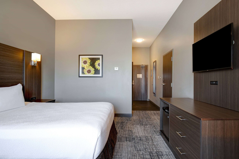 Bedroom 3, Days Inn & Suites by Wyndham Warman, Division No. 11