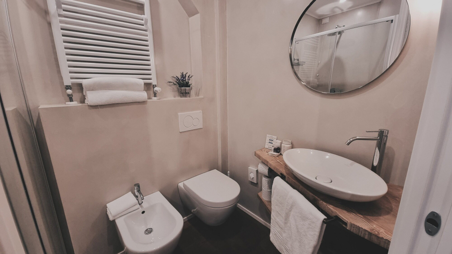 Bathroom 4, Bardoliners, Verona