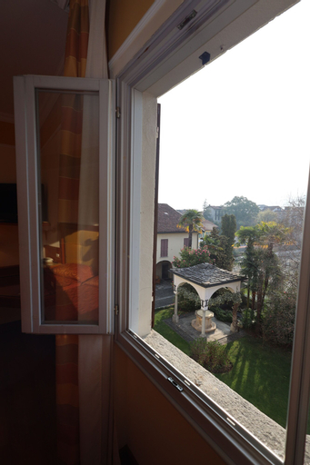 Exterior & Views 24