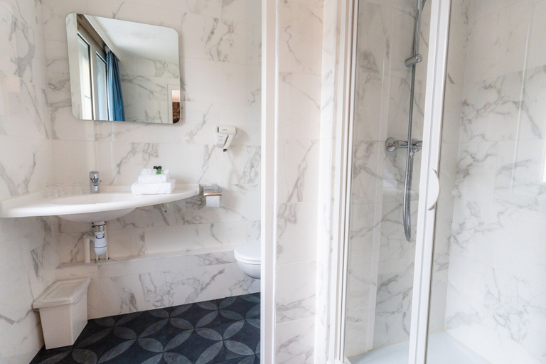 Bathroom 4, Le Grand Hôtel de l'Espérance, Calvados