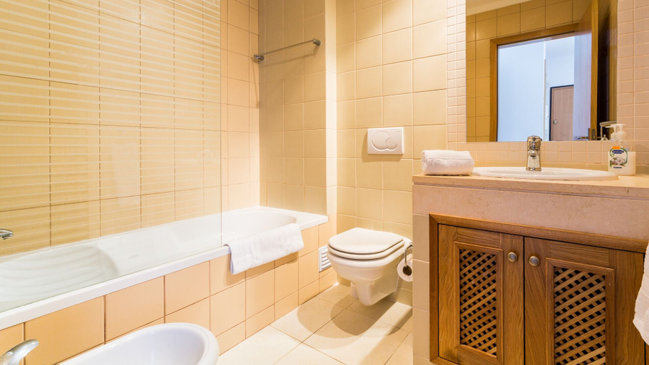 Bathroom 2, Central Albufeira 2-B Apt, Sleeps 6, Pool, Parking, Albufeira