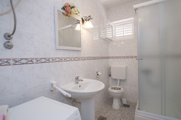 Bathroom 3, Seafront Apartment Dana, Vela Luka