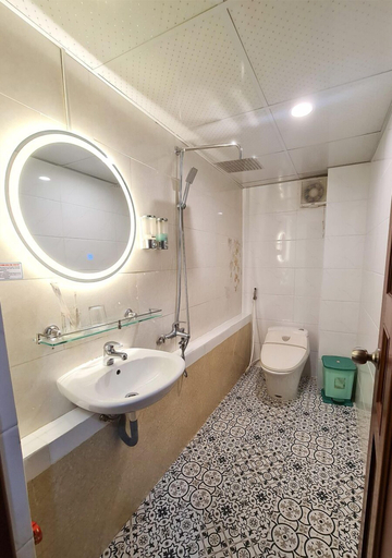 Bathroom 5, Quan Quan Hotel, Da Nang