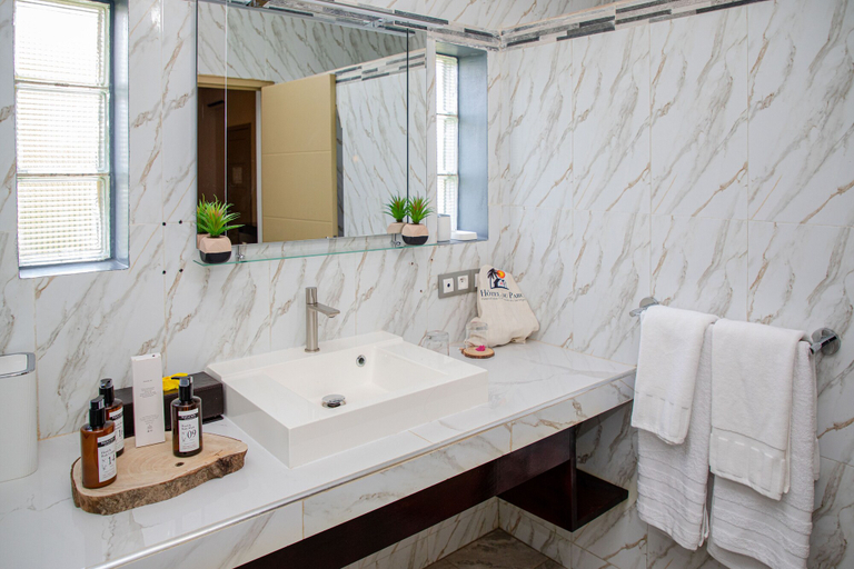 Bathroom 4, Hotel du Parc, Mbour