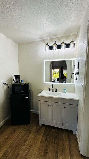 Others 5, Sierra Inn, Calaveras