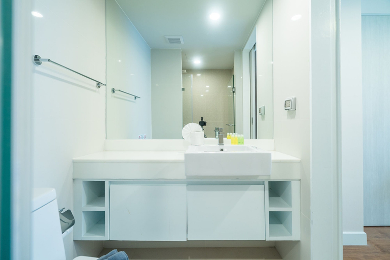 Bathroom 5, Aristo Surin by Lofty, Phuket Island
