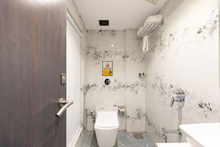 Bathroom 5, Hotel Larmont Luxury, Mumbai Suburban