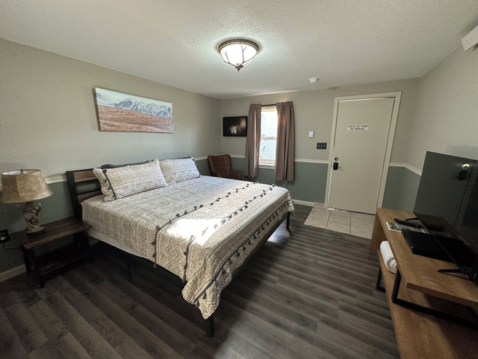Bedroom 2, Caribou Crossing Motel, Jackson
