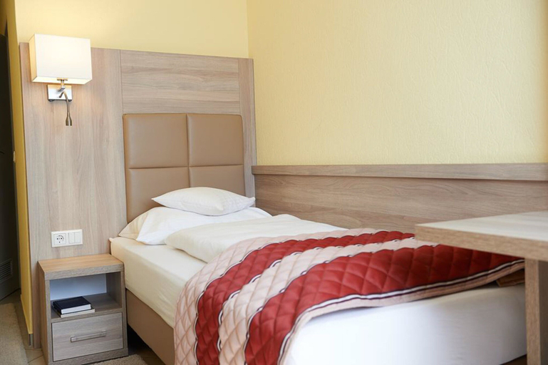 Bedroom 2, Hotel Wendelstein, Roth