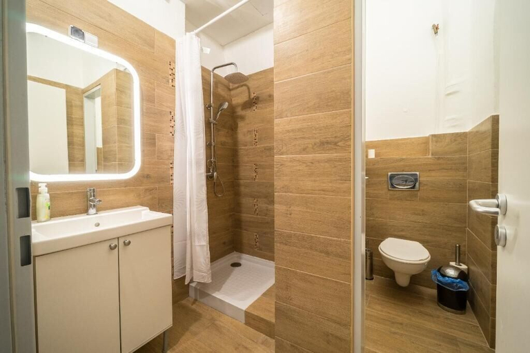 Bathroom, Susan Apartment 2, Budapesti