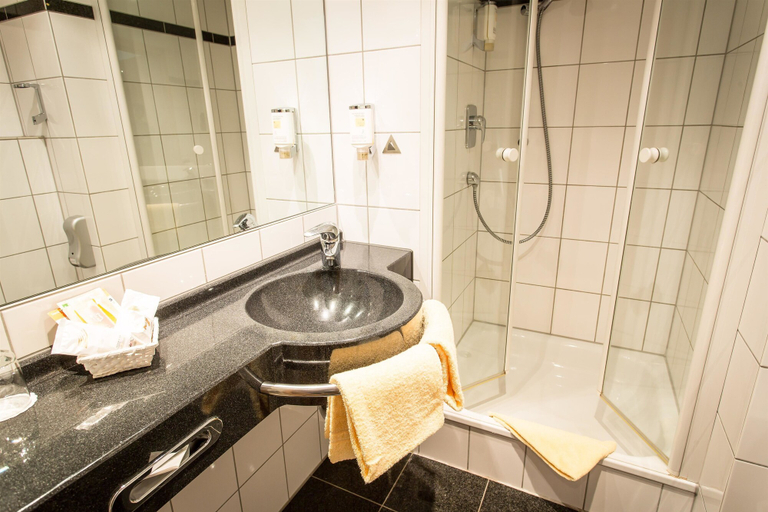 Bathroom 3, Hotel National Düsseldorf, Düsseldorf