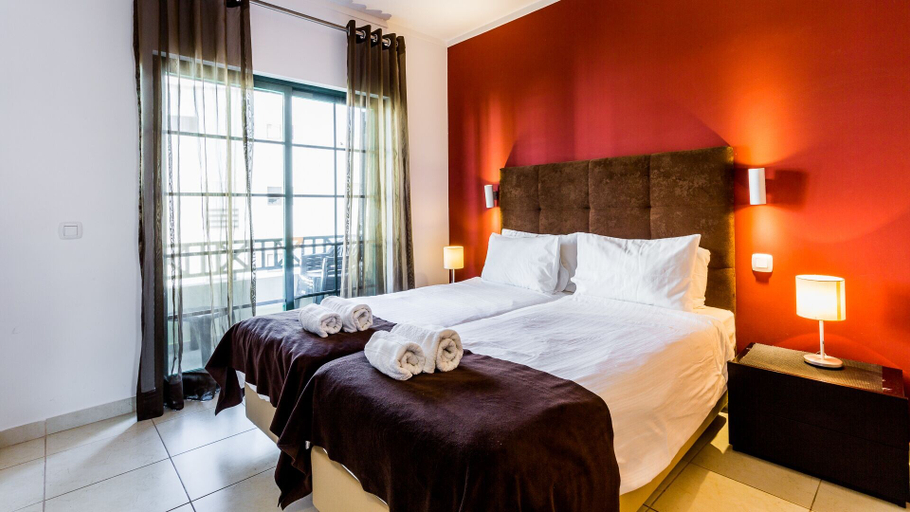 Room 3, Central Albufeira 2-B Apt, Sleeps 6, Pool, Parking, Albufeira