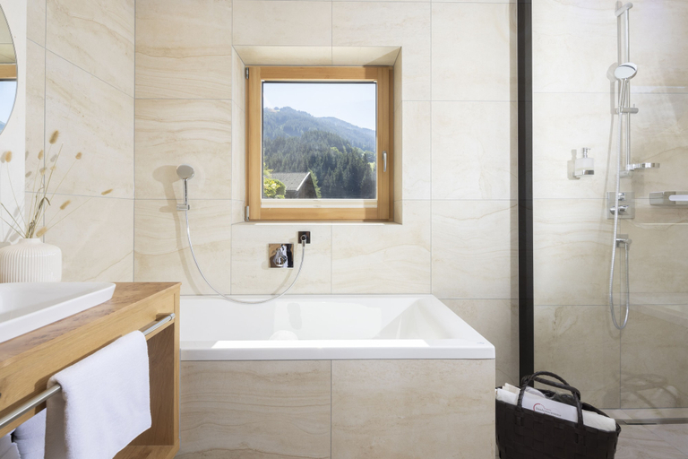 Bathroom 5, Mountain & Spa Resort Alpbacherhof, Kufstein