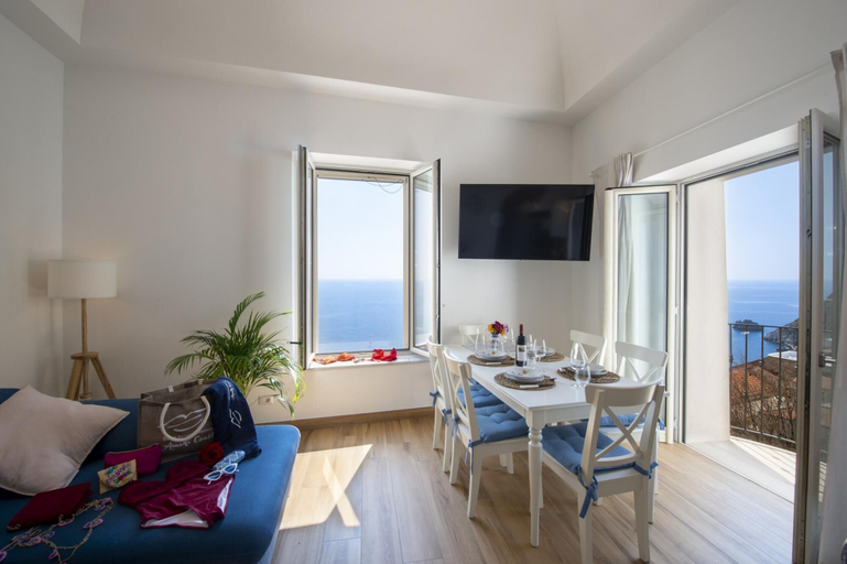Room 5, Casa Madonna Del Mare- Villa With sea View a few Steps From the Beach, Salerno