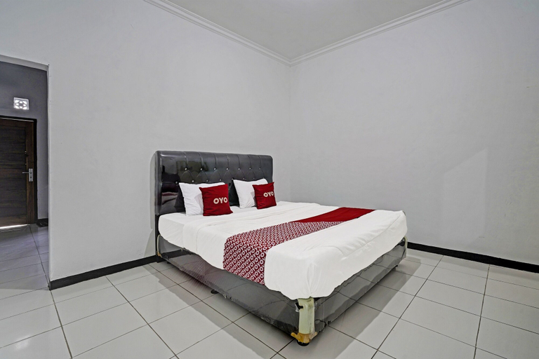 Bedroom 3, OYO 91334 Permata Papua Guest House, Garut