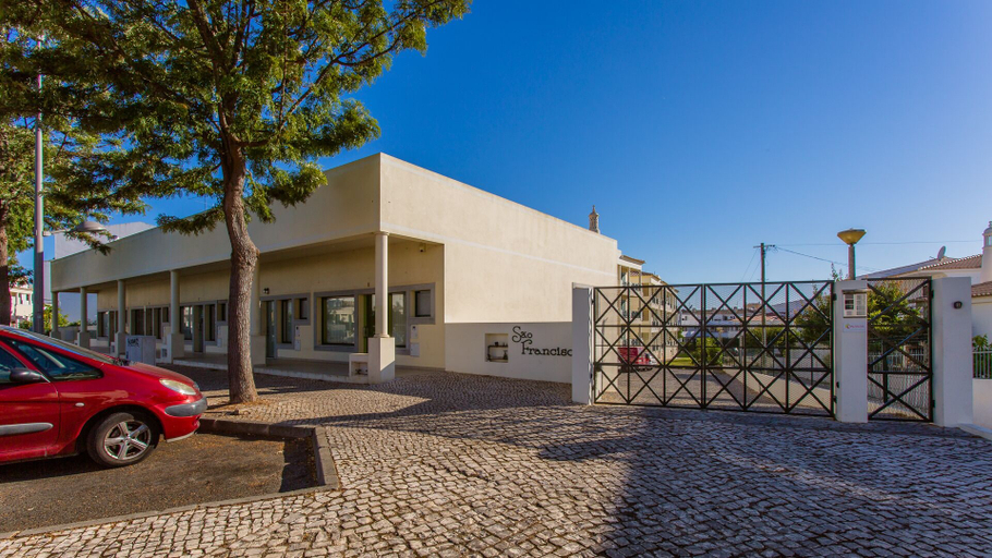 Property grounds 5, Central Albufeira 2-B Apt, Sleeps 6, Pool, Parking, Albufeira