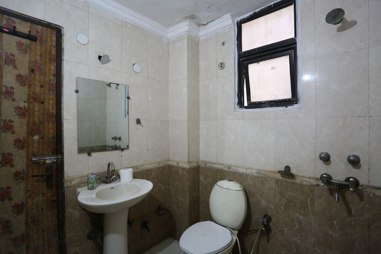 Bathroom, Hotel Grand Inn, Gautam Buddha Nagar