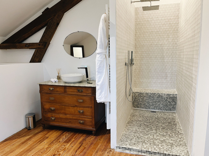 Bathroom 5, Domaine Labouroume, Pyrénées-Atlantiques