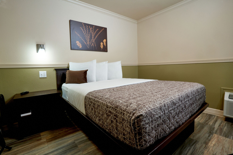 Bedroom 4, Family Garden Inn & Suites, Webb