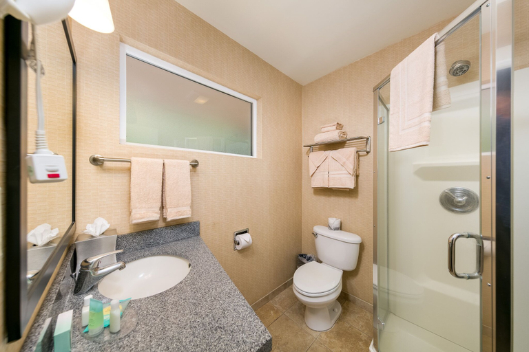 Bathroom 4, Celilo Inn, Wasco