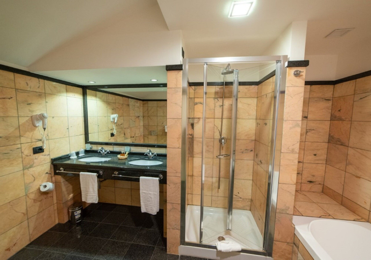 Bathroom 10