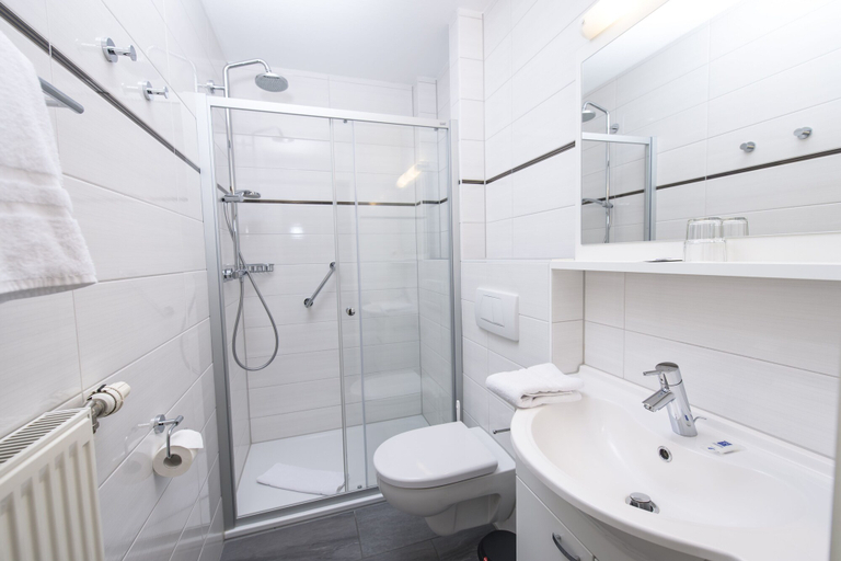 Bathroom 3, Boutique-Hotel Zur alten Post - Stammhaus, Dithmarschen