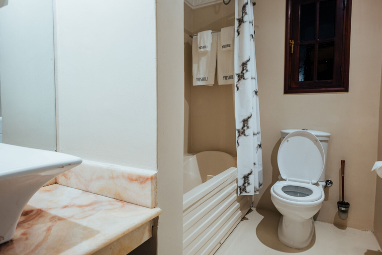Bathroom 4, Yushili Hotel & Restaurant, Kampala
