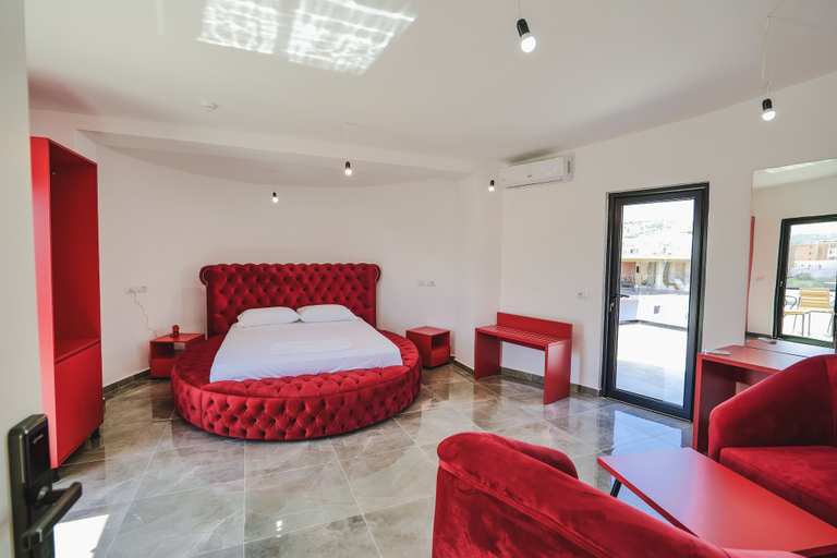 Others 5, Vullkan Hotel, Sarandës