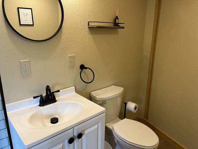 Bathroom 3, Aspen Ridge Cabins, Rio Grande