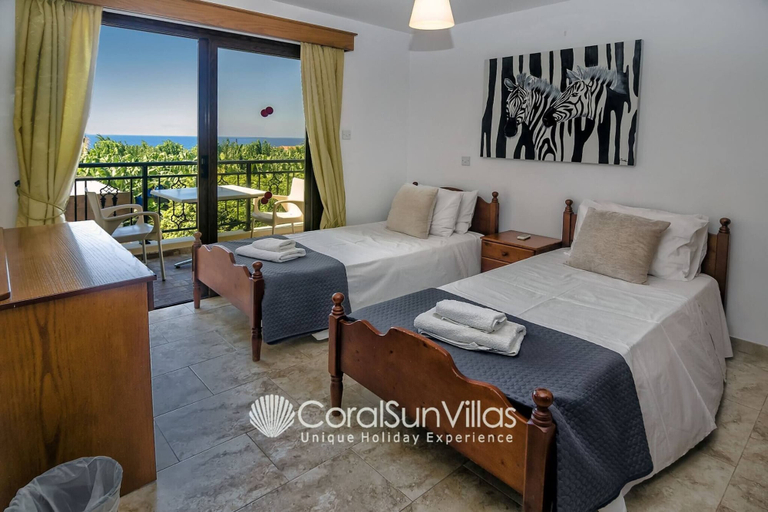 Bedroom 3, Impressive Villa Exclusive Sea Caves Walk to Taverns Sleeps 11 Ref 507