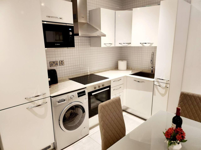 Private kitchen 3, Elegant & Luxury Gem-5 Star Location -pools, Gym!, Accra