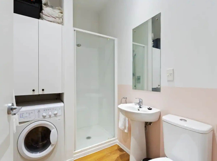 Bathroom, Cosy & Comfy studio on Queen St. by Zodiak Stays, Waitakere